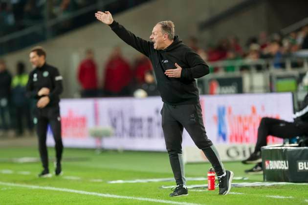 Coach Alexander Zorniger SpVgg Greuther Fuerth gestures, 2 Bundesliga, Hannover 96 vs SpVgg Greuther Fuerth, HDI Arena, 16 02 2024, Hannover, Germany