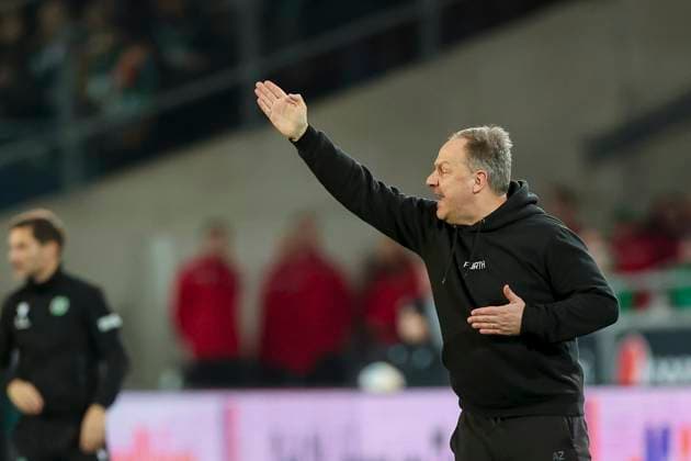 Coach Alexander Zorniger SpVgg Greuther Fuerth gestures, 2 Bundesliga, Hannover 96 vs SpVgg Greuther Fuerth, HDI Arena, 16 02 2024, Hannover, Germany