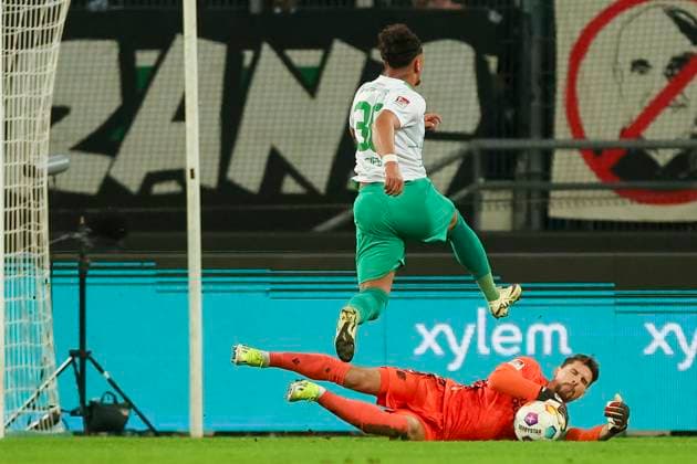 Julian Green SpVgg Greuther Fuerth and goalkeeper Ron Robert Zieler Hannover 96 fight for the ball, 2 Bundesliga, Hannover 96 vs SpVgg Greuther Fuerth, HDI Arena, 16 02 2024, Hannover, Germany