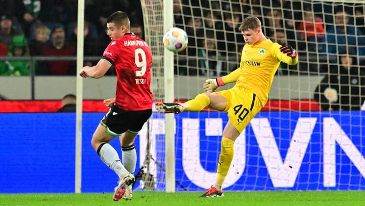 16 02 2024 Soccer Season 2023 2024 2 Soccer Bundesliga 22 Matchday Hannover 96 H96 SpVgg Greuther Fürth Kleeblatt Sportfoto Zink xwoxzix DFL regulations prohibit any use of photographs as image sequences and or quasi video only for editorial use Nicolo Tresoldi 9, Hannover 96 H96 Jonas Urbig 40, SpVgg Greuther Fürth