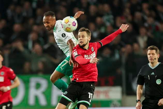 Julian Green SpVgg Greuther Fuerth and Louis Schaub Hannover 96 fight for the ball, 2 Bundesliga, Hannover 96 vs SpVgg Greuther Fuerth, HDI Arena, 16 02 2024, Hannover, Germany