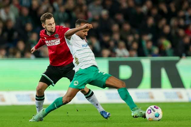 Louis Schaub Hannover 96 and Julian Green SpVgg Greuther Fuerth fight for the ball, 2 Bundesliga, Hannover 96 vs SpVgg Greuther Fuerth, HDI Arena, 16 02 2024, Hannover, Germany