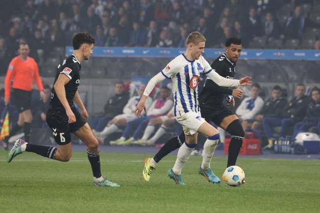 DEU, DFL, 2 FBL, Hertha BSC vs 1 FC Magdeburg, 16 02 2024, Berliner Olympiastadion, Berlin, DEU, DFL, 2 FBL, Hertha BSC vs 1 FC Magdeburg, im Bild Marten Winkler Hertha BSC Berlin 22 ,m6 , Xavier Amaechi 1 FC Magdeburg 20 , DFL regulations prohibit any use of Photographs as image sequences and or quasi video Foto Juergen Engler nordphoto GmbH nordphotoxGmbHx xEngler nph00076