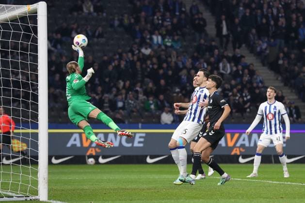 16 02 2024, xtgx, Fußball 2 Bundesliga, Hertha BSC Berlin 1 FC Magdeburg emspor, v l Dominik Reimann Magdeburg, 1 Parade, haelt den Ball, faengt den Ball, pariert DFL DFB REGULATIONS PROHIBIT ANY USE OF PHOTOGRAPHS as IMAGE SEQUENCES and or QUASI VIDEO Berlin