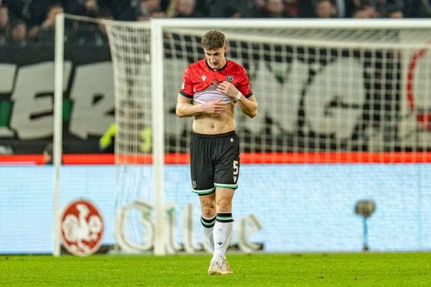 Goal for 0 1 by Armindo Sieb Greuter Fuerth, 30 Phil Yannik Neumann Hannover 96, 5 Hannover 96 vs Greuther Fuerth, Football, 2 Bundesliga, Matchday 22, 16 02 2024 DFL REGULATIONS PROHIBIT ANY OUSE OF PHOTOGRAPHS AS IMAGE SEQUENCES AND OR QUASI VIDEO Hannover 96 vs Greuther Fuerth, Football, 2 Bundesliga, Matchday 22, 16 02 2024 Hannover Copyright: xEibner-Pressefoto BahhoxKarax EP_HAN