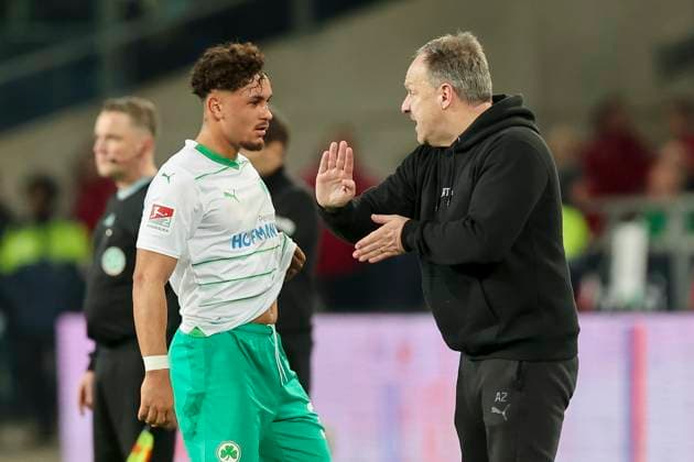 Armindo Sieb SpVgg Greuther Fuerth and coach Alexander Zorniger SpVgg Greuther Fuerth talk, 2 Bundesliga, Hannover 96 vs SpVgg Greuther Fuerth, HDI Arena, 16 02 2024, Hannover, Germany
