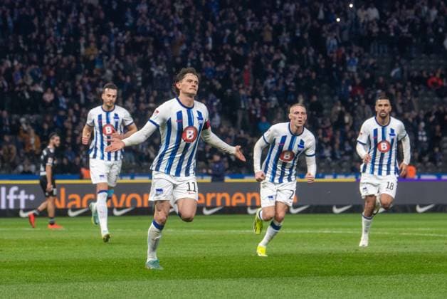 Soccer, Men, Season 2023 2024, 2 Bundesliga 22 Matchday , Hertha BSC 1 FC Magdeburg, f l Haris Tabakovic Hertha BSC , Fabian Reese Hertha BSC , Palko Dardai Hertha BSC , Aymen Barkok Hertha BSC , Celebration after goal to 1 1, 16 02 2024, Copyright: xSebastianxRäppold MatthiasxKochx