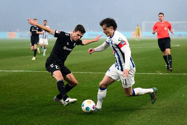 Fabian Reese Hertha BSC, 11 , Tobias Mueller 1 FC Magdeburg, 21 , GER, Hertha BSC vs 1 FC Magdeburg, Soccer Men, 2 Bundesliga, Season 2023 2024, 22 Matchday, 16 02 2024 DFL REGULATIONS PROHIBIT ANY USE OF PHOTOGRAPHS AS IMAGE SEQUENCES AND OR QUASI VIDEO GER, Hertha BSC vs 1 FC Magdeburg, Soccer Men, 2 Bundesliga, Season 2023 2024, 22 Matchday, 16 02 2024 Berlin Copyright: xEibner-Pressefotox xClaudiusxRaux EP_CRH