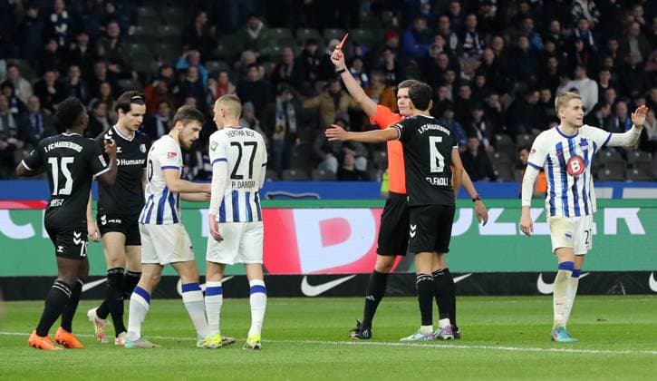 Referee Florian Exner red card for Malcolm Cacutalua Sport Football Soccer DFL 2 Bundesliga Men 22 Matchday Season 2023 2024 16 02 2024 Hertha BSC Berlin vs 1 FC Magdeburg FCM DFL regulations prohibit any use of photographs as image sequences and or quasi video
