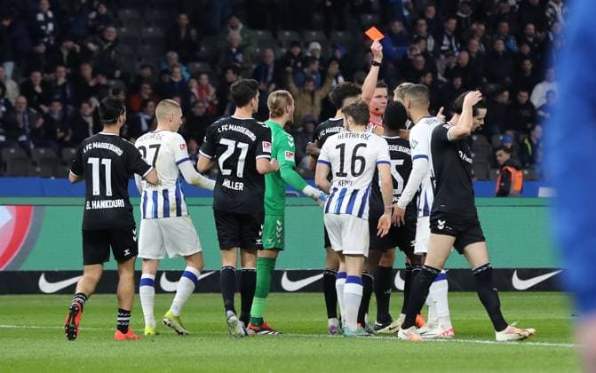 Referee Florian Exner red card for Malcolm Cacutalua Sport Football Soccer DFL 2 Bundesliga Men 22 Matchday Season 2023 2024 16 02 2024 Hertha BSC Berlin vs 1 FC Magdeburg FCM DFL regulations prohibit any use of photographs as image sequences and or quasi video