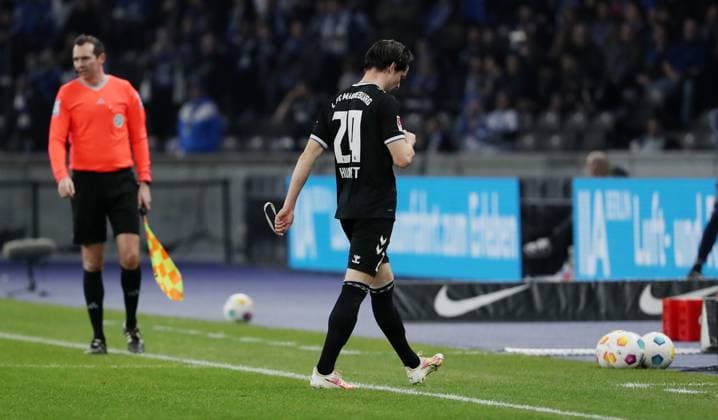 Referee Florian Exner red card for Malcolm Cacutalua Sport Football Soccer DFL 2 Bundesliga Men 22 Matchday Season 2023 2024 16 02 2024 Hertha BSC Berlin vs 1 FC Magdeburg FCM DFL regulations prohibit any use of photographs as image sequences and or quasi video