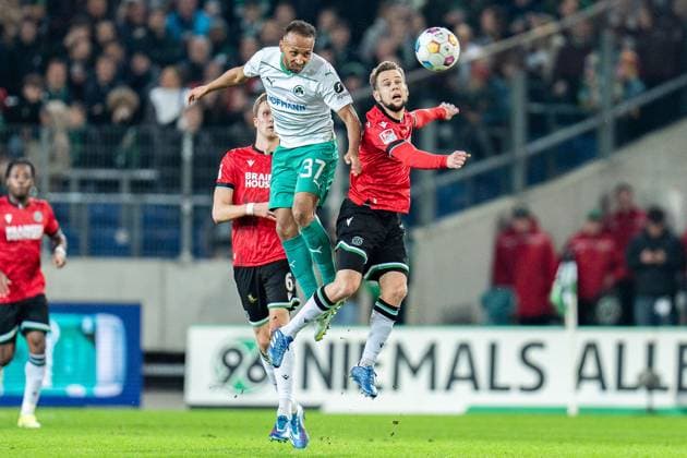 Julian Green Greuter Fuerth, 37 Louis Schaub Hannover 96, 11 Hannover 96 vs Greuther Fuerth, Soccer, 2 Bundesliga, 22 Matchday, 16 02 2024 DFL REGULATIONS PROHIBIT ANY OUSE OF PHOTOGRAPHS AS IMAGE SEQUENCES AND OR QUASI VIDEO Hannover 96 vs Greuther Fuerth, Soccer, 2 Bundesliga, 22 Matchday, 16 02 2024 Hannover Copyright: xEibner-Pressefoto BahhoxKarax EP_HAN