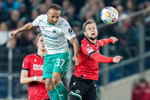 Julian Green Greuter Fuerth, 37 Louis Schaub Hannover 96, 11 Hannover 96 vs Greuther Fuerth, Soccer, 2 Bundesliga, 22 Matchday, 16 02 2024 DFL REGULATIONS PROHIBIT ANY OUSE OF PHOTOGRAPHS AS IMAGE SEQUENCES AND OR QUASI VIDEO Hannover 96 vs Greuther Fuerth, Soccer, 2 Bundesliga, 22 Matchday, 16 02 2024 Hannover Copyright: xEibner-Pressefoto BahhoxKarax EP_HAN