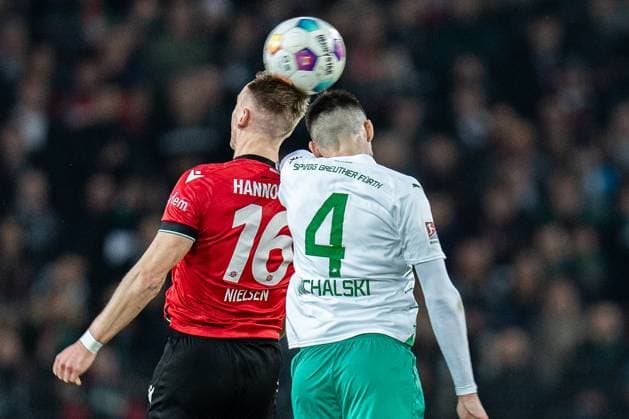 Havard Nielsen Hannover 96, 16 Damian Michalski Greuter Fuerth, 4 Hannover 96 vs Greuther Fuerth, Football, 2 Bundesliga, 22 Matchday, 16 02 2024 DFL REGULATIONS PROHIBIT ANY OUSE OF PHOTOGRAPHS AS IMAGE SEQUENCES AND OR QUASI VIDEO Hannover 96 vs Greuther Fuerth, Football, 2 Bundesliga, 22 Matchday, 16 02 2024 Hannover Copyright: xEibner-Pressefoto BahhoxKarax EP_HAN