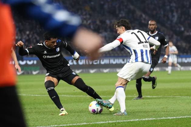 16 02 2024, xtgx, Soccer 2 Bundesliga, Hertha BSC Berlin 1 FC Magdeburg emspor, v l Xavier Amaechi Magdeburg, 2Lucas Meister Magdeburg, 2 , Fabian Reese Hertha, 11 Zweikampf, Duell, Kampf, tackle DFL DFB REGULATIONS PROHIBIT ANY USE OF PHOTOGRAPHS as IMAGE SEQUENCES and or QUASI VIDEO Berlin