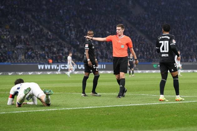 16 02 2024, xtgx, Fußball 2 Bundesliga, Hertha BSC Berlin 1 FC Magdeburg emspor, v l Schiedsrichter, Schiri, referee Florian Exner points to the penalty spot DFL DFB REGULATIONS PROHIBIT ANY USE OF PHOTOGRAPHS as IMAGE SEQUENCES and or QUASI VIDEO Berlin