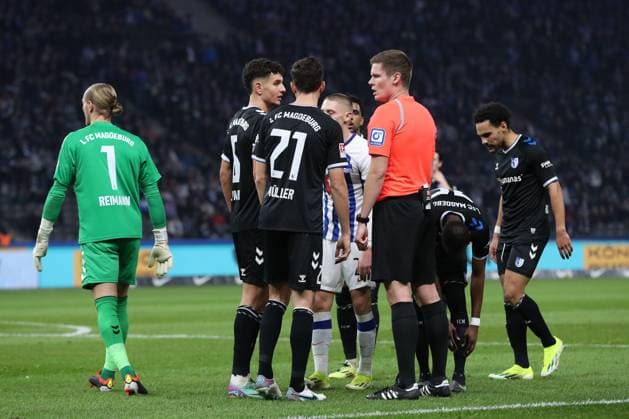16 02 2024, xtgx, Soccer 2 Bundesliga, Hertha BSC Berlin 1 FC Magdeburg emspor, v l Discussion between Daniel Elfadli Magdeburg, 6 and Tobias Mo¼ller Magdeburg, 21 and referee, referee, referee Florian Exner DFL DFB REGULATIONS PROHIBIT ANY USE OF PHOTOGRAPHS as IMAGE SEQUENCES and or QUASI VIDEO Berlin