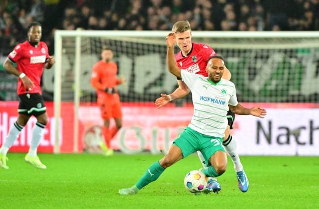 16 02 2024 Soccer Season 2023 2024 2 Soccer Bundesliga 22 Matchday Hannover 96 H96 SpVgg Greuther Fürth Kleeblatt Sportfoto Zink MeZi xmexzix DFL regulations prohibit any use of photographs as image sequences and or quasi video only for editorial use Julian Green 37, SpVgg Greuther Fürth vor Fabian Kunze 6, Hannover 96