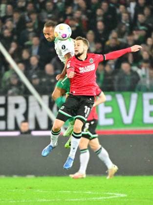 16 02 2024 Soccer Season 2023 2024 2 Soccer Bundesliga 22 Matchday Hannover 96 H96 SpVgg Greuther Fürth Kleeblatt Sportfoto Zink MeZi xmexzix DFL regulations prohibit any use of photographs as image sequences and or quasi video only for editorial use Julian Green 37, SpVgg Greuther Fürth, left Louis Schaub 11, Hannover 96 H96