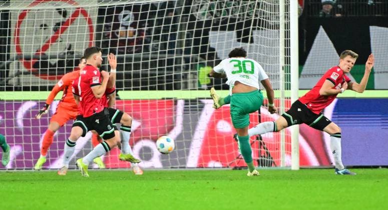 16 02 2024 Soccer Season 2023 2024 2 Soccer Bundesliga 22 Matchday Hannover 96 H96 SpVgg Greuther Fürth Kleeblatt Sportfoto Zink MeZi xmexzix DFL regulations prohibit any use of photographs as image sequences and or quasi video only for editorial use Armindo Sieb 30, SpVgg Greuther Fürth erzielt Treffer Tor Torschuß zum 0 1 gegen Ron Robert Zieler 1, Hannover 96 H96
