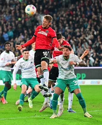 16 02 2024 Soccer Season 2023 2024 2 Soccer Bundesliga 22 Matchday Hannover 96 H96 SpVgg Greuther Fürth Kleeblatt Sportfoto Zink xwoxzix DFL regulations prohibit any use of photographs as image sequences and or quasi video only for editorial use Sebastian Ernst 10, Hannover 96 H96 before Armindo Sieb 30, SpVgg Greuther Fürth