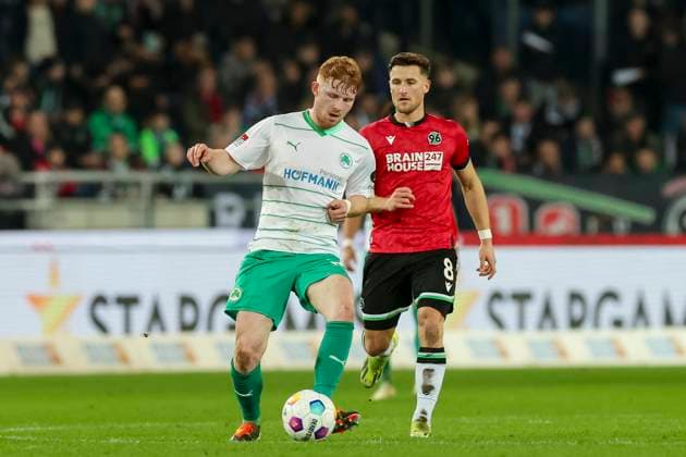Robert Wagner SpVgg Greuther Fuerth and Enzo Leopold Hannover 96 fight for the ball, 2 Bundesliga, Hannover 96 vs SpVgg Greuther Fuerth, HDI Arena, 16 02 2024, Hannover, Germany