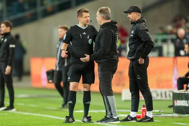 Referee Patrick Ittrich Hamburg and coach Alexander Zorniger discuss SpVgg Greuther Fuerth, 2 Bundesliga, Hannover 96 vs SpVgg Greuther Fuerth, HDI Arena, 16 02 2024, Hannover, Germany