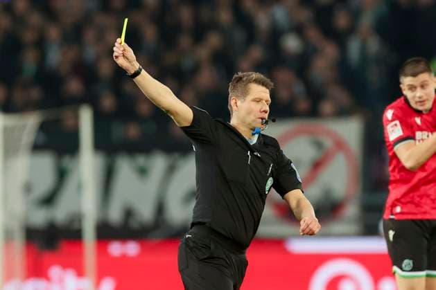 Referee Patrick Ittrich Hamburg shows the yellow card, 2 Bundesliga, Hannover 96 vs SpVgg Greuther Fuerth, HDI Arena, 16 02 2024, Hannover, Germany