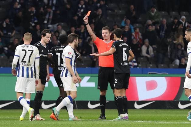 16 02 2024, xtgx, Soccer 2 Bundesliga, Hertha BSC Berlin 1 FC Magdeburg emspor, v l Red card, sending off, sent off for Jean Hugonet Magdeburg, 24 DFL DFB REGULATIONS PROHIBIT ANY USE OF PHOTOGRAPHS as IMAGE SEQUENCES and or QUASI VIDEO Berlin
