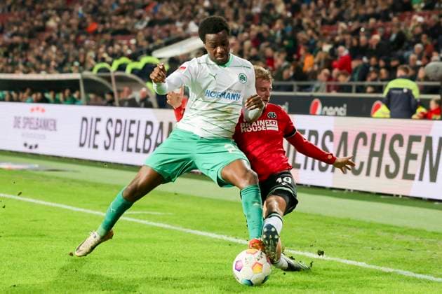 Gidoen Jung SpVgg Greuther Fuerth and Sebastian Ernst Hannover 96 fight for the ball, 2 Bundesliga, Hannover 96 vs SpVgg Greuther Fuerth, HDI Arena, 16 02 2024, Hannover, Germany