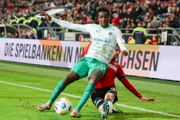 Gidoen Jung SpVgg Greuther Fuerth and Sebastian Ernst Hannover 96 fight for the ball, 2 Bundesliga, Hannover 96 vs SpVgg Greuther Fuerth, HDI Arena, 16 02 2024, Hannover, Germany