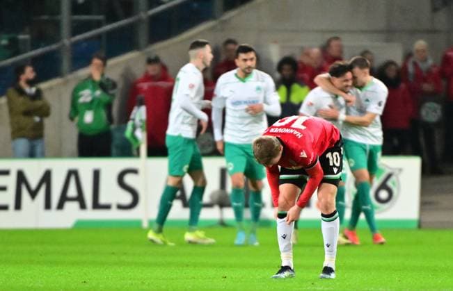 16 02 2024 Soccer Season 2023 2024 2 Soccer Bundesliga 22 Matchday Hannover 96 H96 SpVgg Greuther Fürth Kleeblatt Sportfoto Zink MeZi xmexzix DFL regulations prohibit any use of photographs as image sequences and or quasi video only for editorial use Sebastian Ernst 10, Hannover 96 H96 disappointed Disappointment after conceding goal to 0 1