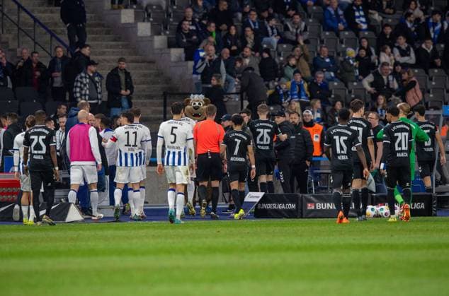 Soccer, Men, Season 2023 2024, 2 Bundesliga 22 Matchday , Hertha BSC 1 FC Magdeburg, Fans of ¦ protest against the potential investor entry into the DFL with tennis balls, Referee Florian Exner sends both teams into the dressing room, 16 02 2024, Copyright: xSebastianxRäppold MatthiasxKochx