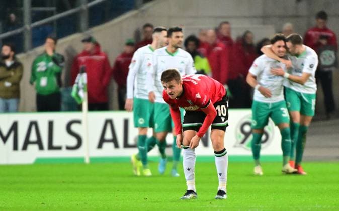 16 02 2024 Soccer Season 2023 2024 2 Soccer Bundesliga 22 Matchday Hannover 96 H96 SpVgg Greuther Fürth Kleeblatt Sportfoto Zink MeZi xmexzix DFL regulations prohibit any use of photographs as image sequences and or quasi video only for editorial use Sebastian Ernst 10, Hannover 96 H96 disappointed Disappointment after conceding goal to 0 1