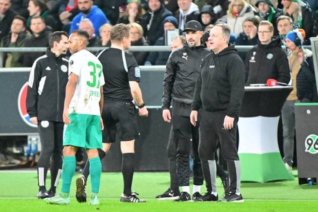 16 02 2024 Soccer Season 2023 2024 2 Soccer Bundesliga 22 Matchday Hannover 96 H96 SpVgg Greuther Fürth Kleeblatt Sportfoto Zink MeZi xmexzix DFL regulations prohibit any use of photographs as image sequences and or quasi video only for editorial use Patrick Ittrich Referee at Alexander Zorniger Coach SpVgg Greuther Fürth