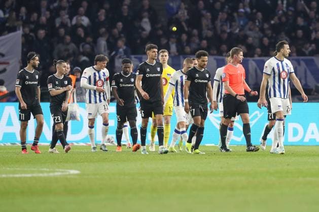 16 02 2024, xtgx, Soccer 2 Bundesliga, Hertha BSC Berlin 1 FC Magdeburg emspor, v l Both teams are sent to the dressing room early due to tennis balls that have been thrown DFL DFB REGULATIONS PROHIBIT ANY USE OF PHOTOGRAPHS as IMAGE SEQUENCES and or QUASI VIDEO Berlin