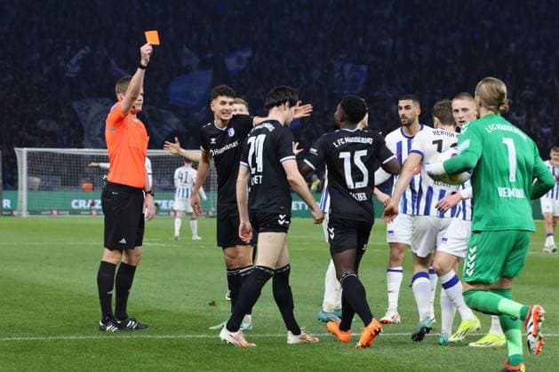 DEU, DFL, 2 FBL, Hertha BSC vs 1 FC Magdeburg, 16 02 2024, Berliner Olympiastadion, Berlin, DEU, DFL, 2 FBL, Hertha BSC vs 1 FC Magdeburg, in the picture red card for Jean Hugonet 1 FC Magdeburg 24 , referee Florian Exner DFL regulations prohibit any use of Photographs as image sequences and or quasi video Foto Juergen Engler nordphoto GmbH nordphotoxGmbHx xEngler nph00076