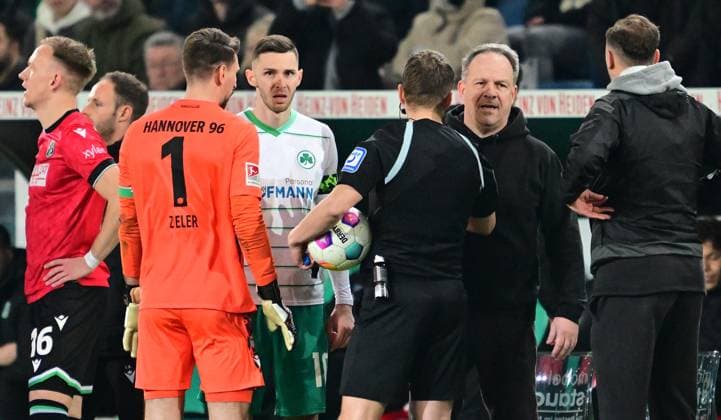 16 02 2024 Soccer Season 2023 2024 2 Soccer Bundesliga 22 Matchday Hannover 96 H96 SpVgg Greuther Fürth Kleeblatt Sportfoto Zink xwoxzix DFL regulations prohibit any use of photographs as image sequences and or quasi video only for editorial use Match interruption in Hannover Protest against investors Ron Robert Zieler 1, Hannover 96 H96 Branimir Hrgota 10 SpVgg Greuther Fürth Patrick Ittrich Referee Alexander Zorniger Coach SpVgg Greuther Fürth