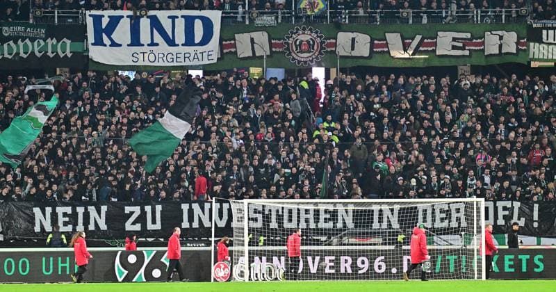 16 02 2024 Soccer Season 2023 2024 2 Soccer Bundesliga 22 Matchday Hannover 96 H96 SpVgg Greuther Fürth Kleeblatt Sportfoto Zink xwoxzix DFL regulations prohibit any use of photographs as image sequences and or quasi video only for editorial use Match interruption in Hannover Protest against investors Team Team go into dressing rooms Banner Banner KIND Disruptive devices No to investors in the DFL
