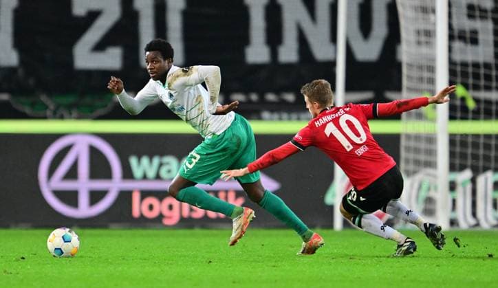 16 02 2024 Soccer Season 2023 2024 2 Soccer Bundesliga 22 Matchday Hannover 96 H96 SpVgg Greuther Fürth Kleeblatt Sportfoto Zink xwoxzix DFL regulations prohibit any use of photographs as image sequences and or quasi video only for editorial use Gideon Jung 23, SpVgg Greuther Fürth Sebastian Ernst 10, Hannover 96 H96