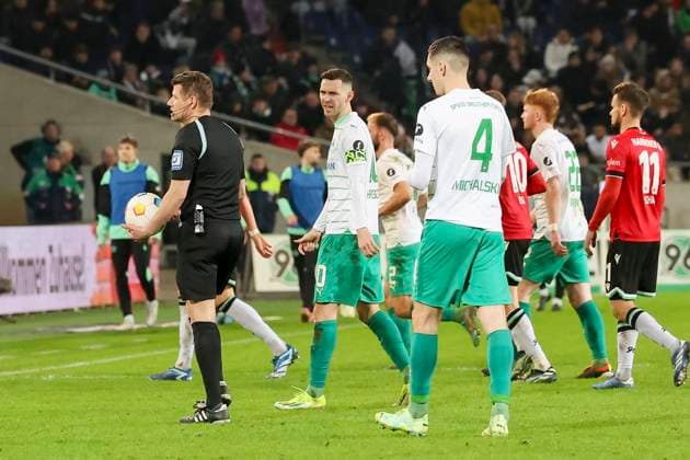 Referee Patrick Ittrich Hamburg takes both teams into the dressing room and interrupts the match after Hannover 96 fans throw tennis balls onto the pitch, 2 Bundesliga, Hannover 96 vs SpVgg Greuther Fuerth, HDI Arena, 16 02 2024, Hannover, Germany