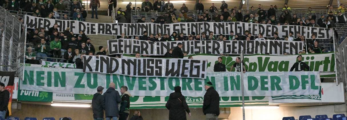 16 02 2024 Soccer Season 2023 2024 2 Soccer Bundesliga 22 Matchday Hannover 96 H96 SpVgg Greuther Fürth Kleeblatt Sportfoto Zink xwoxzix DFL regulations prohibit any use of photographs as image sequences and or quasi video only for editorial use Match interruption in Hannover Protest against investors Banner Greuther Fans Kleeblattfans Fans Fanblock Whoever shits on the vote of his members should be targeted Kind must go No to investors in the DFL