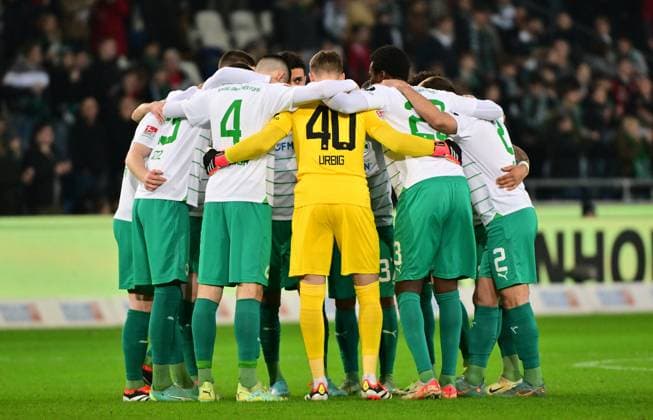 16 02 2024 Soccer Season 2023 2024 2 Soccer Bundesliga 22 Matchday Hannover 96 H96 SpVgg Greuther Fürth Kleeblatt Sportfoto Zink MeZi xmexzix DFL regulations prohibit any use of photographs as image sequences and or quasi video only for editorial use Teamkreis Mannschaft Team fÜrth vor Spielbeginn