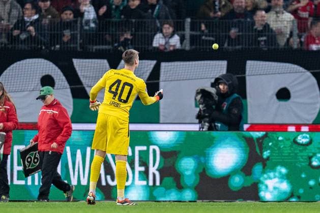 Tennis ball interruption Tennis balls on the lawn as a protest against the DFB, Jonas Kurt Urbig Greuter Fuerth, 40 Hannover 96 vs Greuther Fuerth, Football, 2 Bundesliga, 22 Matchday, 16 02 2024 DFL REGULATIONS PROHIBIT ANY OUSE OF PHOTOGRAPHS AS IMAGE SEQUENCES AND OR QUASI VIDEO Hannover 96 vs Greuther Fuerth, Football, 2 Bundesliga, 22 Matchday, 16 02 2024 Hannover Copyright: xEibner-Pressefoto BahhoxKarax EP_HAN