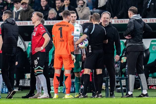 Referee Ittrich during the stoppage of play due to the tennis ball protests against the DFB with Branimir Hrgota Greuter Fuerth, 10 Jonas Kurt Urbig Greuter Fuerth, 40 Ron Robert Zieler Hannover 96, 1 Alexander Zorniger Greuter Fuerth, Head Coach Hannover 96 vs Greuther Fuerth, Football, 2 Bundesliga, Matchday 22, 16 02 2024 DFL REGULATIONS PROHIBIT ANY OUSE OF PHOTOGRAPHS AS IMAGE SEQUENCES AND OR QUASI VIDEO Hannover 96 vs Greuther Fuerth, Football, 2 Bundesliga, Matchday 22, 16 02 2024 Hannover Copyright: xEibner-Pressefoto BahhoxKarax EP_HAN