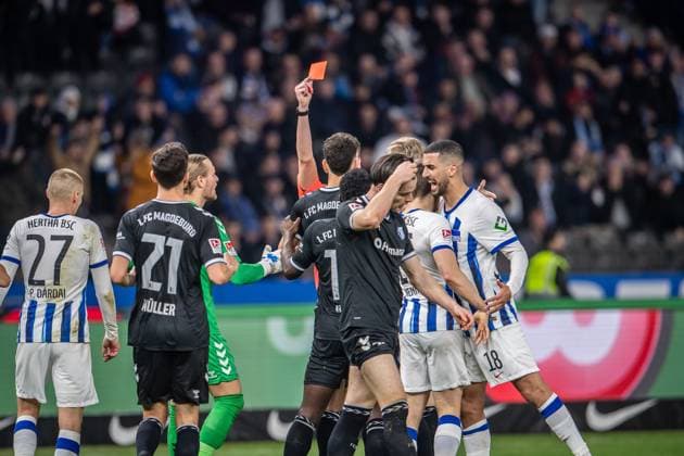 2 Soccer Bundesliga, Hertha BSC vs 1 FC Magdeburg Berlin, 16 02 2024 Florian Exner Referee shows red for Jean Hugonet 1 FC Magdeburg, 24 2 Soccer Bundesliga, Hertha BSC vs 1 FC Magdeburg, Olympiastadion, Berlin, 16 02 2024 DFL REGULATIONS PROHIBIT ANY USE OF PHOTOGRAPHS AS IMAGE SEQUENCES AND OR QUASI VIDEO Copyright: xBEAUTIFULxSPORTS LucianoxLimax