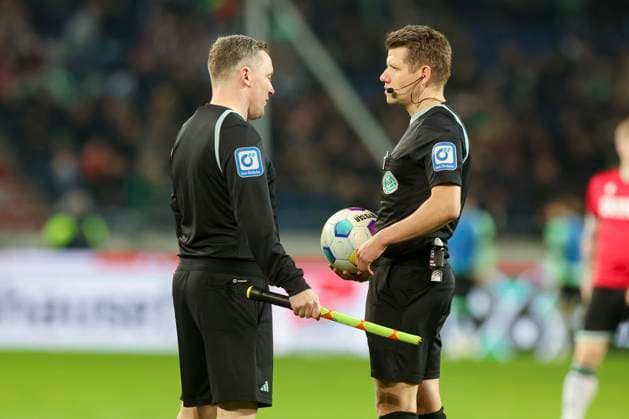 Referee Patrick Ittrich Hamburg discusses with his assistant Sascha Thielert during a stoppage in play, 2 Bundesliga, Hannover 96 vs SpVgg Greuther Fuerth, HDI Arena, 16 02 2024, Hannover, Germany