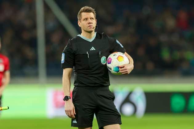 Referee Patrick Ittrich Hamburg stands on the pitch during a stoppage in play, 2 Bundesliga, Hannover 96 vs SpVgg Greuther Fuerth, HDI Arena, 16 02 2024, Hannover, Germany