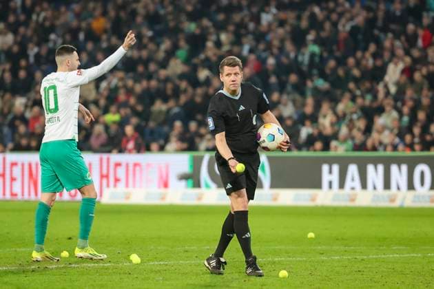 Referee Patrick Ittrich Hamburg throws a tennis ball off the pitch, 2 Bundesliga, Hannover 96 vs SpVgg Greuther Fuerth, HDI Arena, 16 02 2024, Hannover, Germany