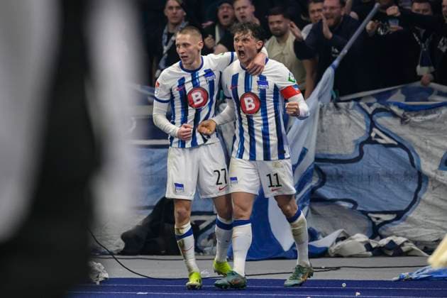 v l Palko Dardai Hertha BSC, 27 , Fabian Reese Hertha BSC, 11 , after 3 2 goal by Fabian Reese Hertha BSC, 11 , goal, hit, in, jubilation, goal celebration, joy, enthusiasm, fan, Hertha BSC 1 FC Magdeburg, 2 Bundesliga, Football, DFB, Season 2023 2024, 22 Matchday, Olympia Stadion Berlin, DFB DFL REGULATIONS PROHIBIT ANY USE OF PHOTOGRAPHS AS IMAGE SEQUENCES AND OR QUASI VIDEO, 16 02 2024, Photo HMB Media Uwe Koch Copyright: HMBxMedia UwexKoch
